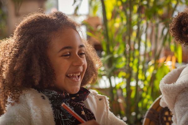 Freudiges Kind das gerade lernt